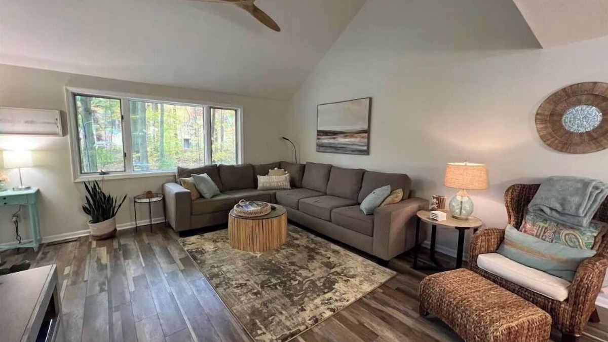 Holland House | Coastal theme/wooded & large deck/fenced-in yard