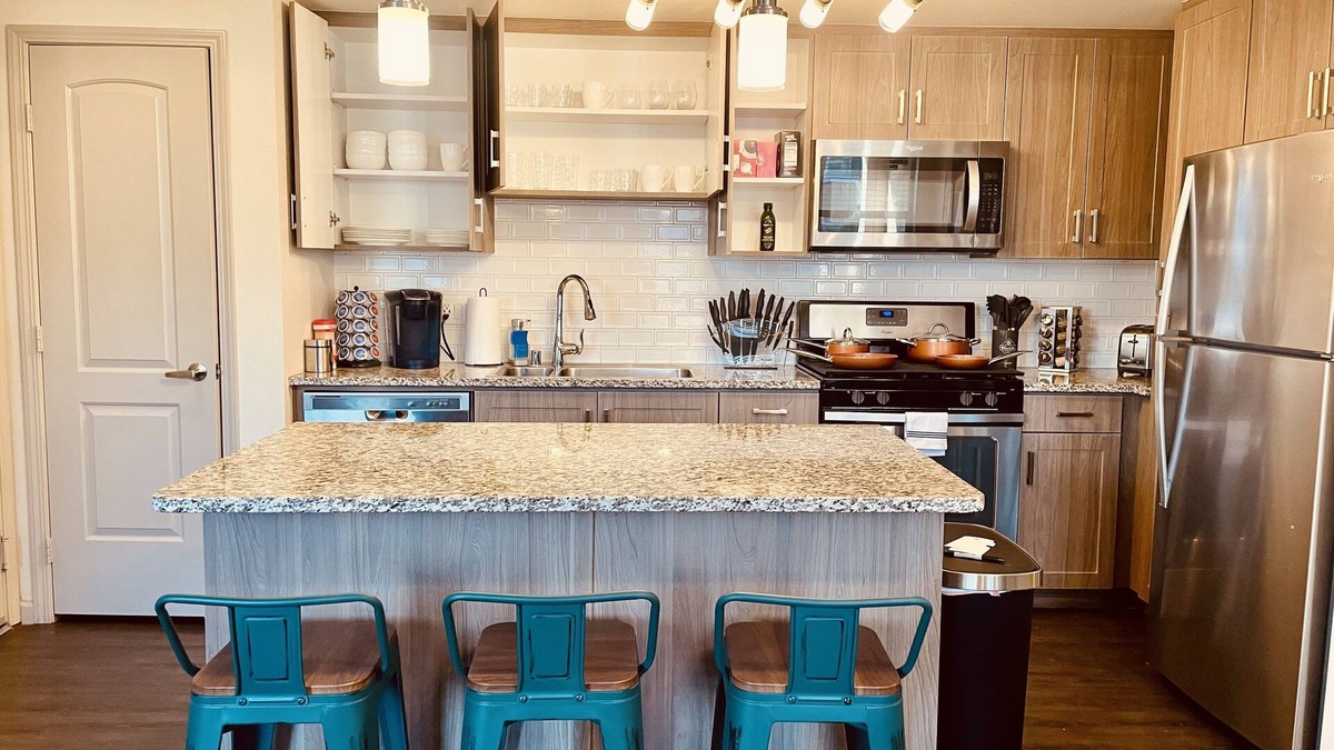 Camarillo Apartment | Coastal vibes Ste☀2BR W/King Bd.WiFi.Pool. 25min-Beach