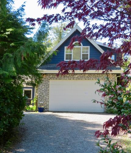 Tofino House | Cobble Wood and Bird Sanctuary Guest Houses