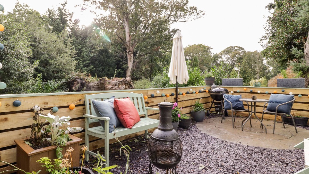 Northampton Cottage | COBBLERS CABIN, pet friendly, with open fire in Northampton