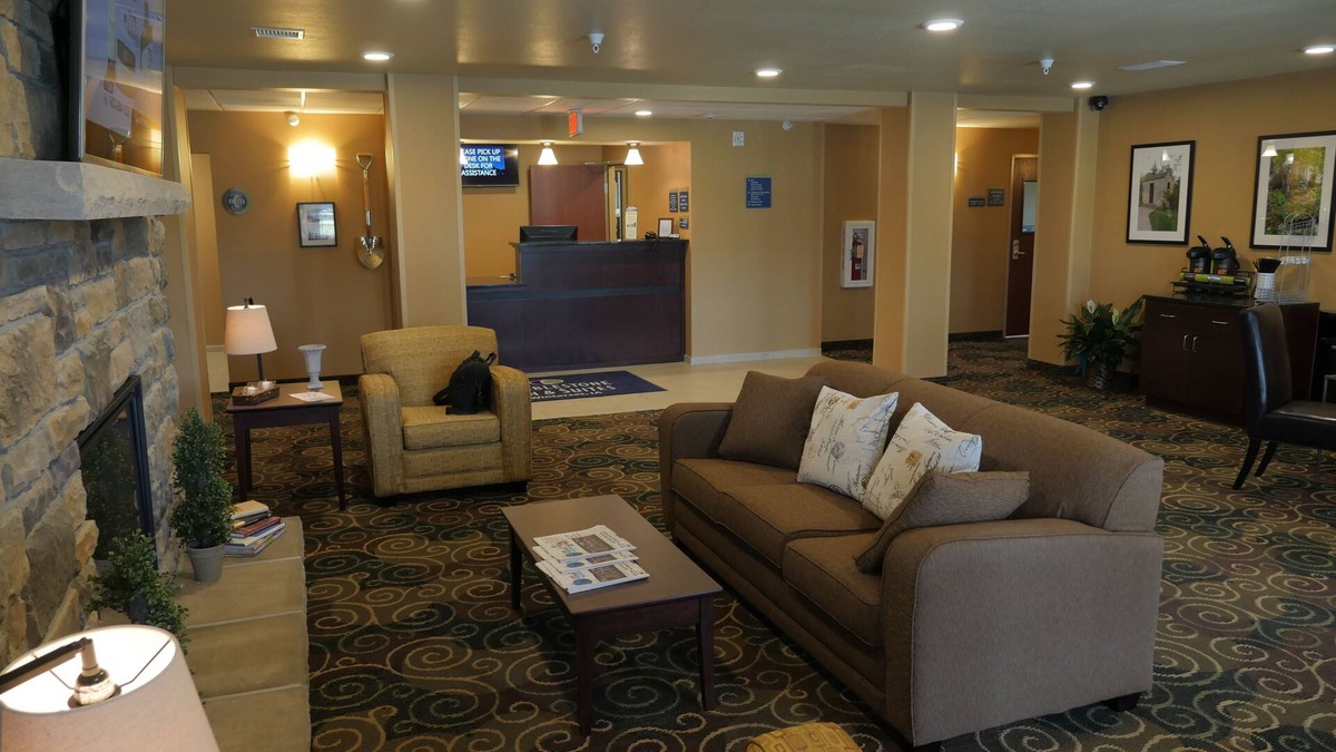 Winterset Hotel | Cobblestone Inn & Suites - Winterset, IA