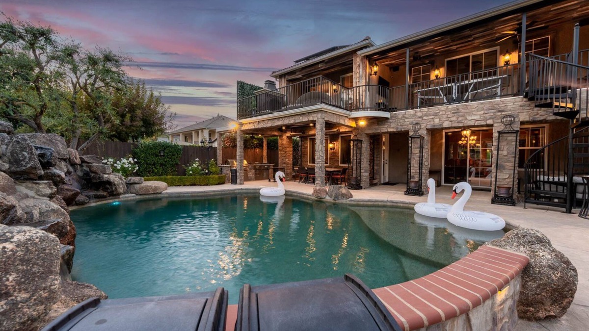 Clovis House | Cobbo's House - wow, luxe, hot tub, pool, gym, gazebo, games, pickleball, bikes