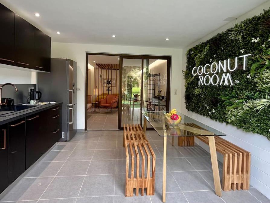 Remire Montjoly Apartment | Coconut Room - Entre mer et forêt avec piscine