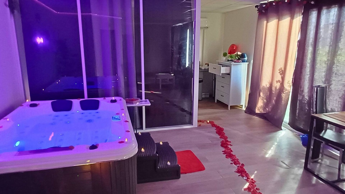 Fontaine-Bayonne-Cartoucherie Apartment | CocoonSpa Love Room Private Jacuzzi