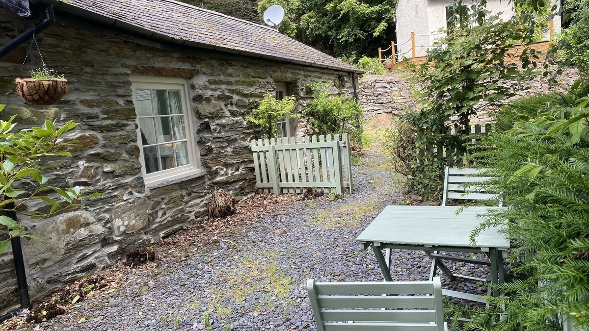 Caerdeon Cottage | Coedmor Cottage, Romantic Cottage set in Snowdonia National Park