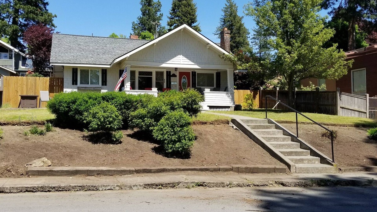 Coeur d'Alene House | Coeur d'Alene's Famous Lakeshore Cottage close to the beach!