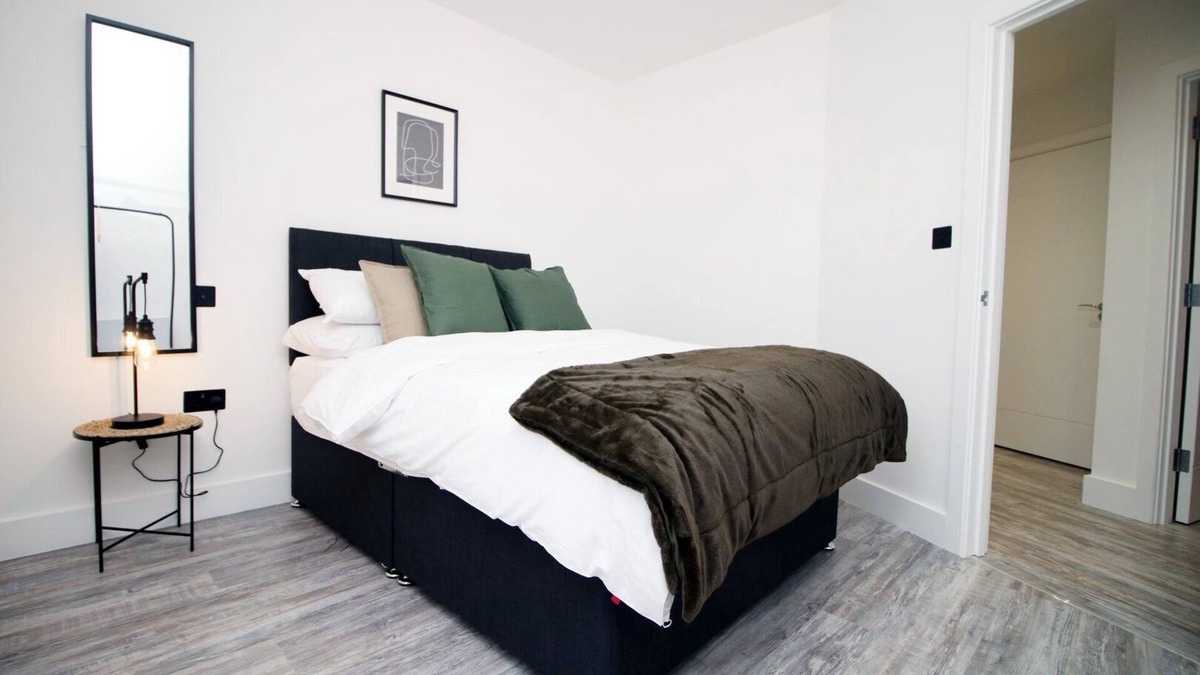 Swindon Apartment | Cohost Partners Modern 2BR Apartment Free Parking