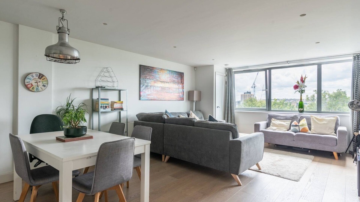 Bristol Apartment | Cohost Partners Stylish 2BR in Central Bristol