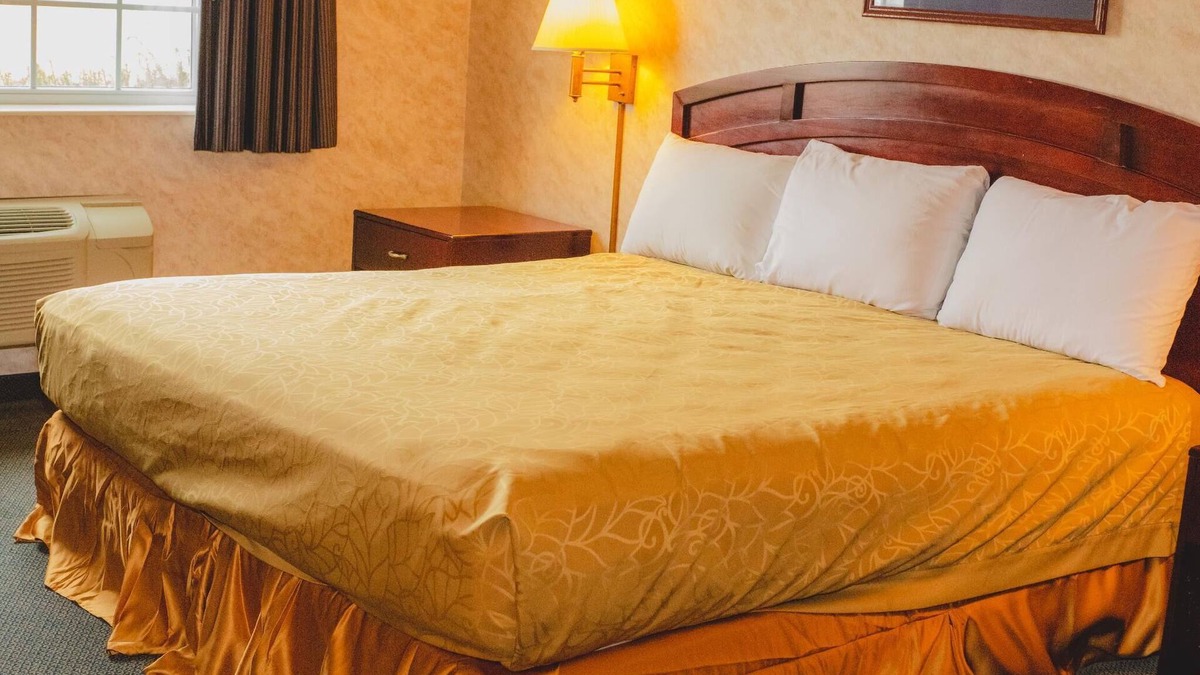 Colfax Hotel | Colfax inn by Marifah