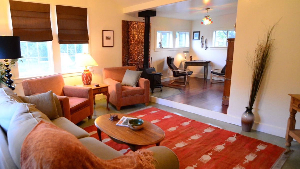 Tyrone House | College District Art House - Patio - Walk to Downtown - Sleeps 5