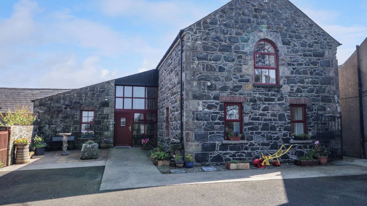 Ballycastle Cottage | COLLIERS BARN, pet friendly, character holiday cottage in Ballycastle