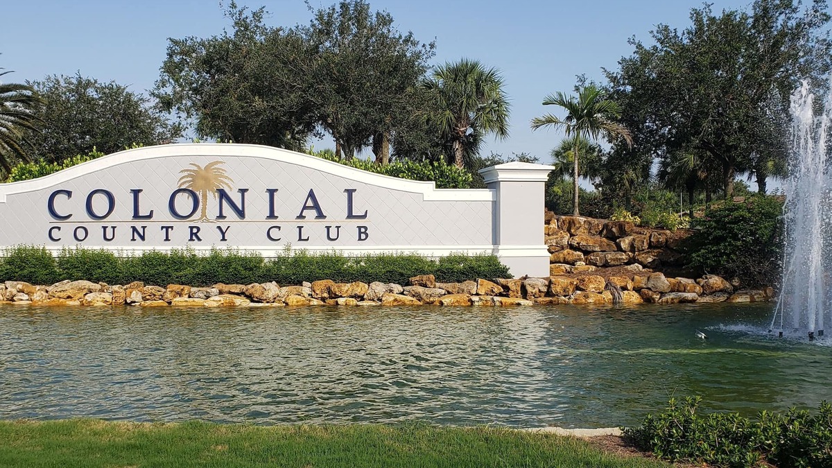 Fort Myers Condo | Colonial Country Club. Golf. Gated. 1st Flr. Garage. Bkyd. Lots of Sunlight!