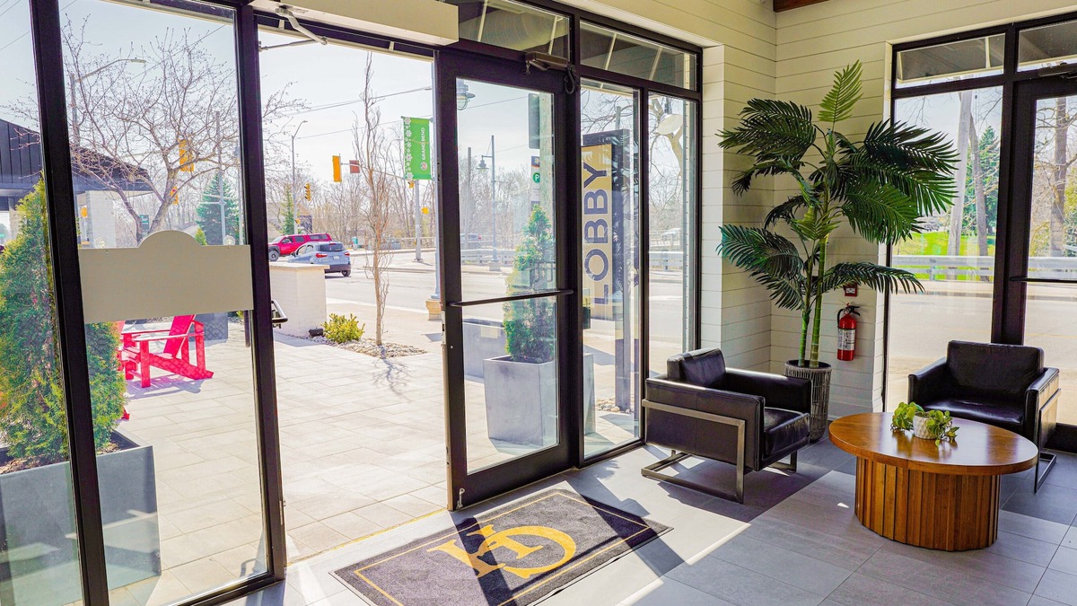Grand Bend Hotel | Colonial Hotel & Suites