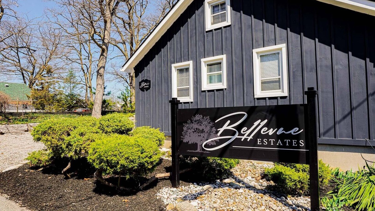 Grand Bend Cottage | Colonial Hotel & Suites - Bellevue Lodge