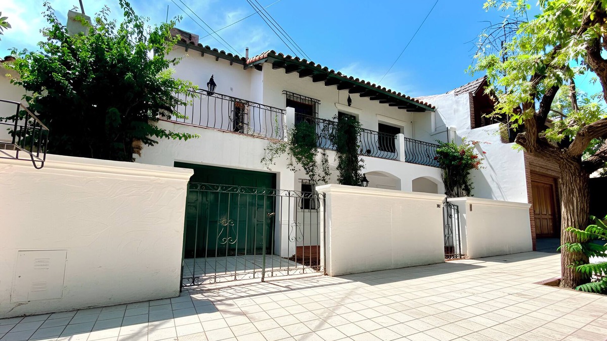 Mendoza City Center House | Colonial House in Mendoza! | 12 People