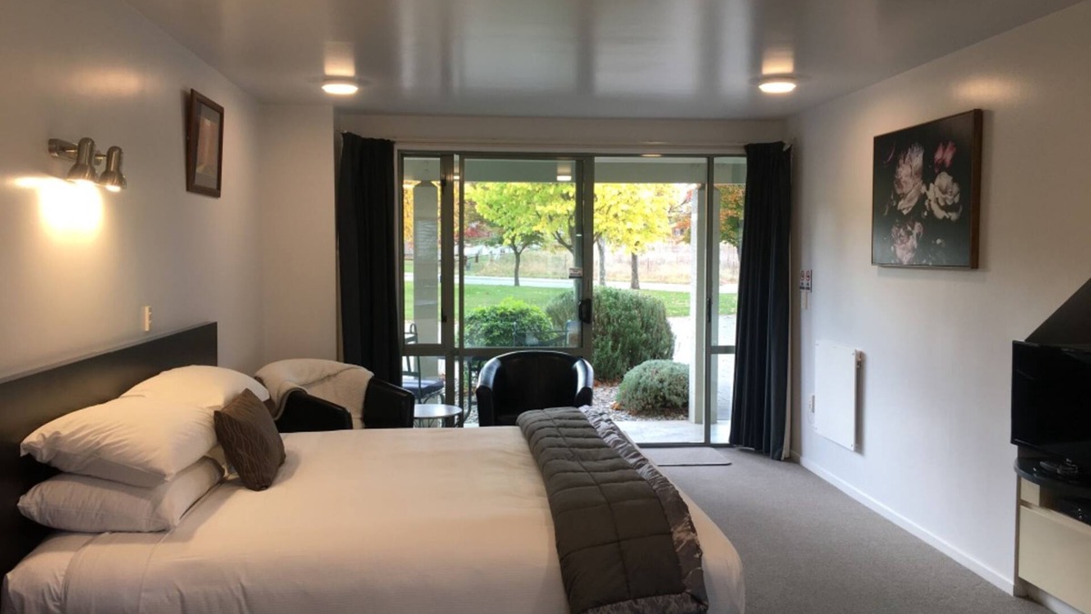 Lowburn Hotel | Colonial Manor Motel