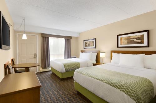 Saskatoon Downtown Hotel | Colonial Square Inn & Suites