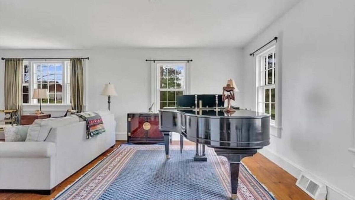 Newtown House | Colonial yellowhouse