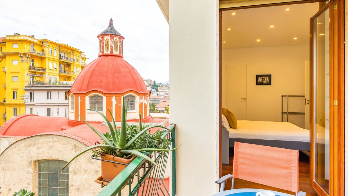 Chiaia Apartment | Colonna classic style Apartment by Wonderful Italy