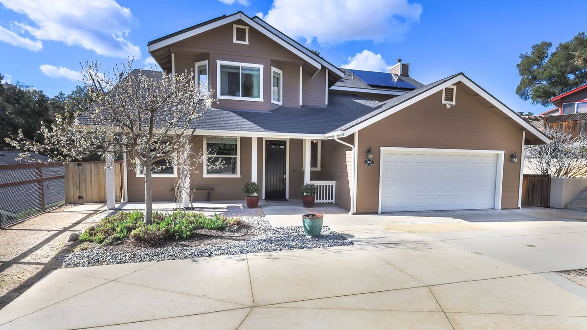 Atascadero House | Colony Hill House-Short Walk to Downtown-Hot Tub