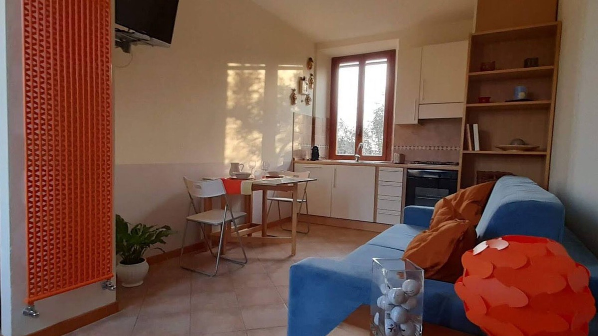 Querceta Apartment | Colorful apartment on the 1st floor of a farmhouse among the olive trees 3 km from the sea