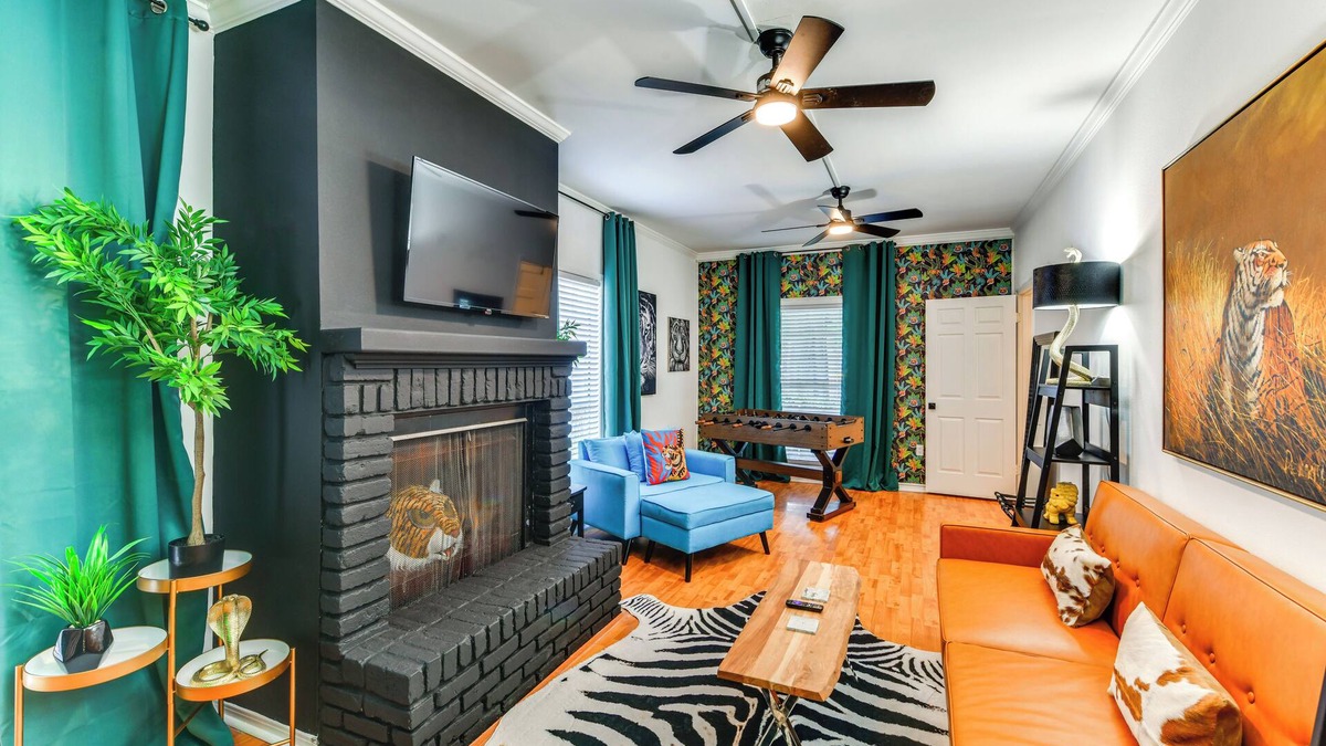 Highlands - Perkins House | Colorful Baton Rouge Home: Deck, Grill & Fire Pit