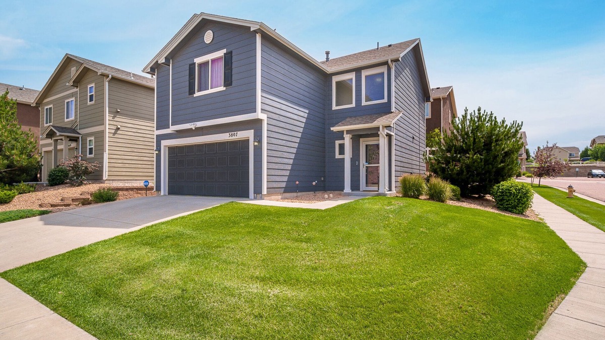 Stetson Hills House | Colorful Co Spgs-Bright, Stylish, Mt Views, Self Check-In, Parking, WiFi & More!