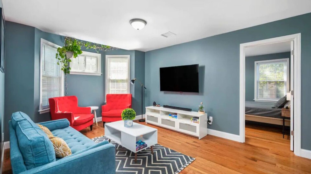 South Side Apartment | Colorful, Comfy & Modern - Close to NYC - Parking!