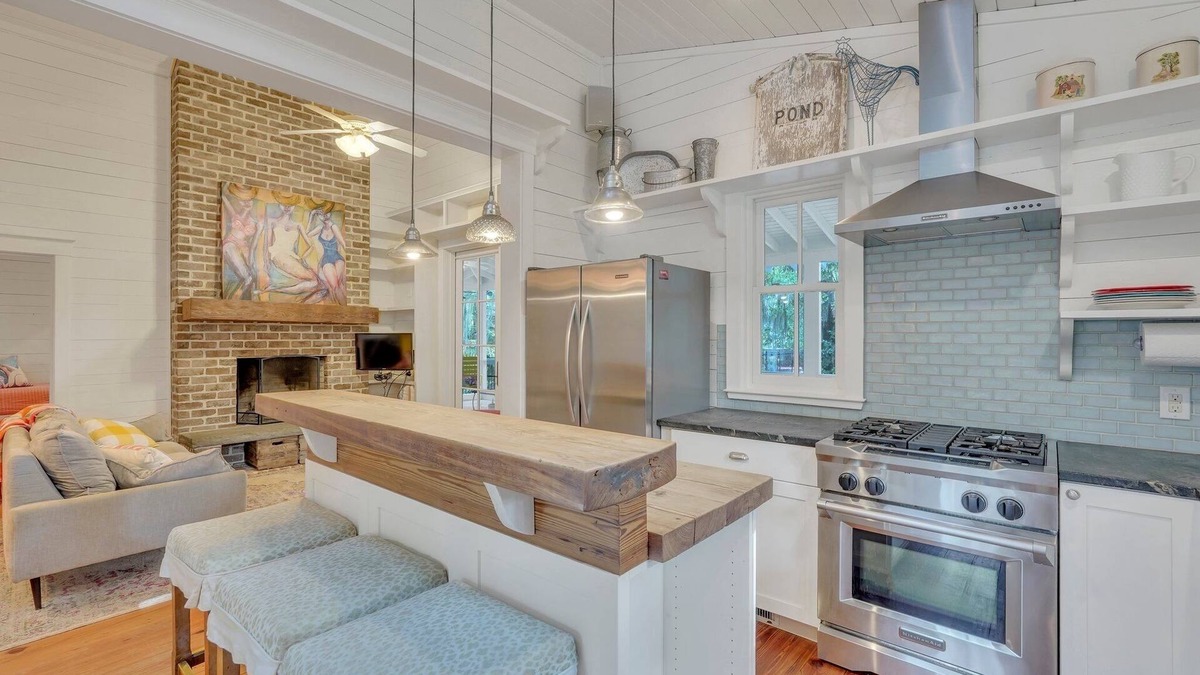 Whitemarsh Island Cottage | Colorful Family Cottage halfway between Downtown and Tybee! W/playground!