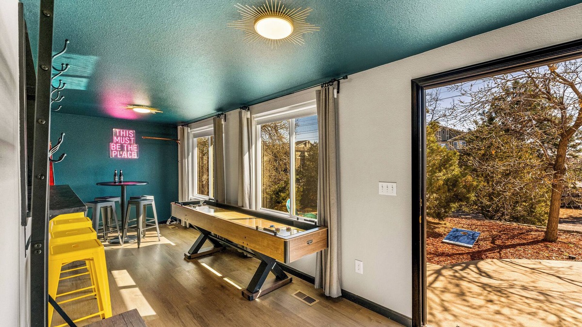 Dayton Triangle Apartment | Colorful Game Casa | BBQ | FIREPIT