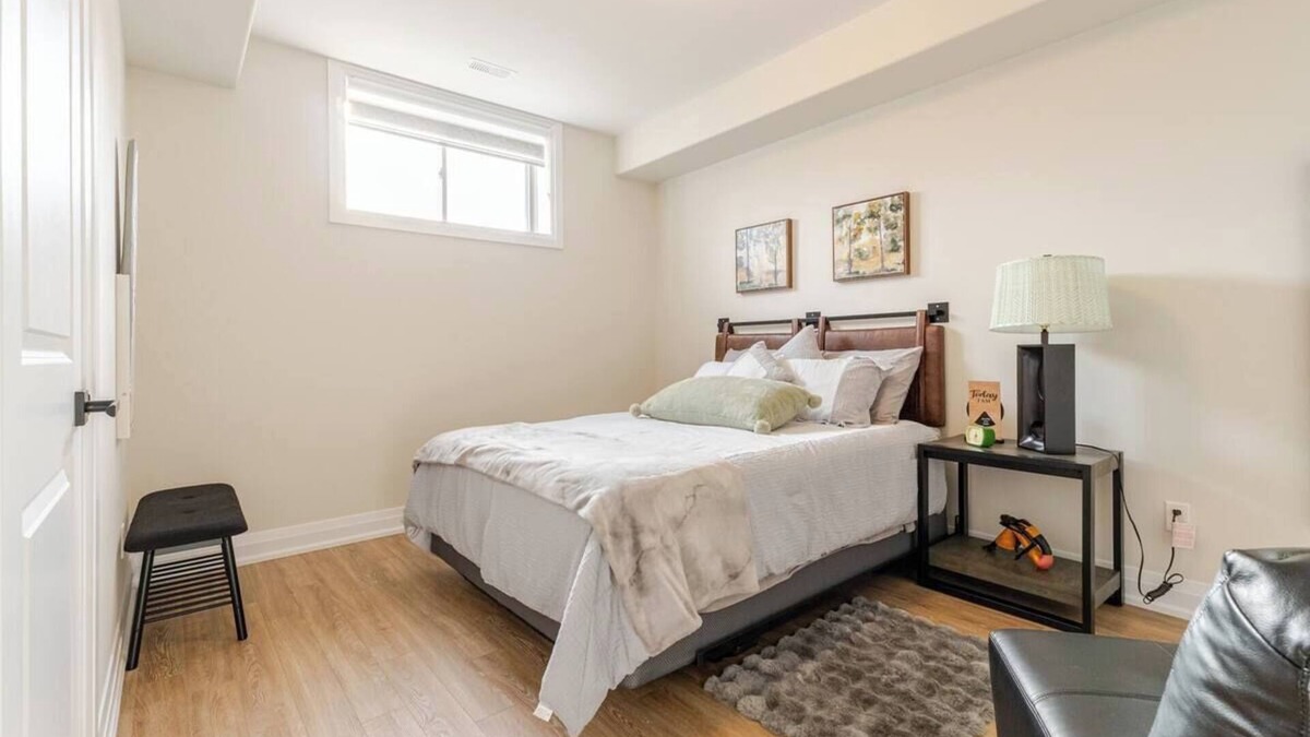 Port Hope Apartment | Colour Cove Retreat | A Cozy Modern Haven for Every Season of Relaxation!