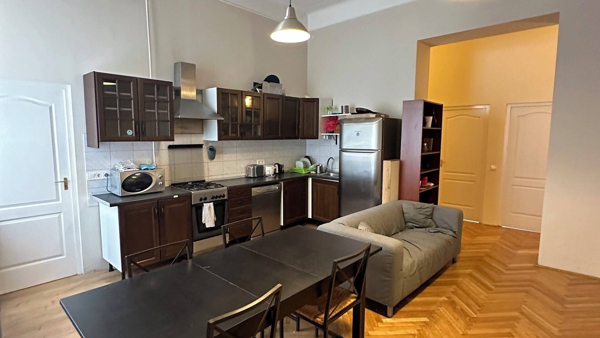 Terezvaros Apartment | Colton Csengery Deluxe Apartment