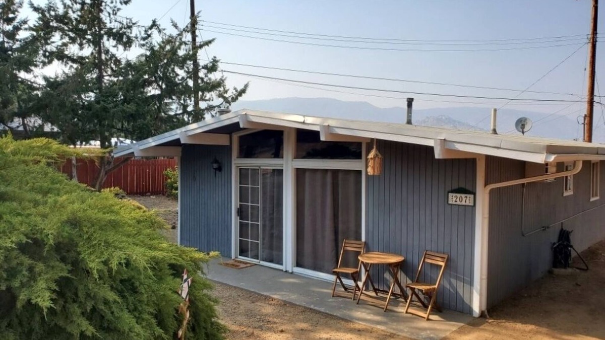 Bodfish House | Columbus Blue:A Rustic Mid-Century Modern Bungalow