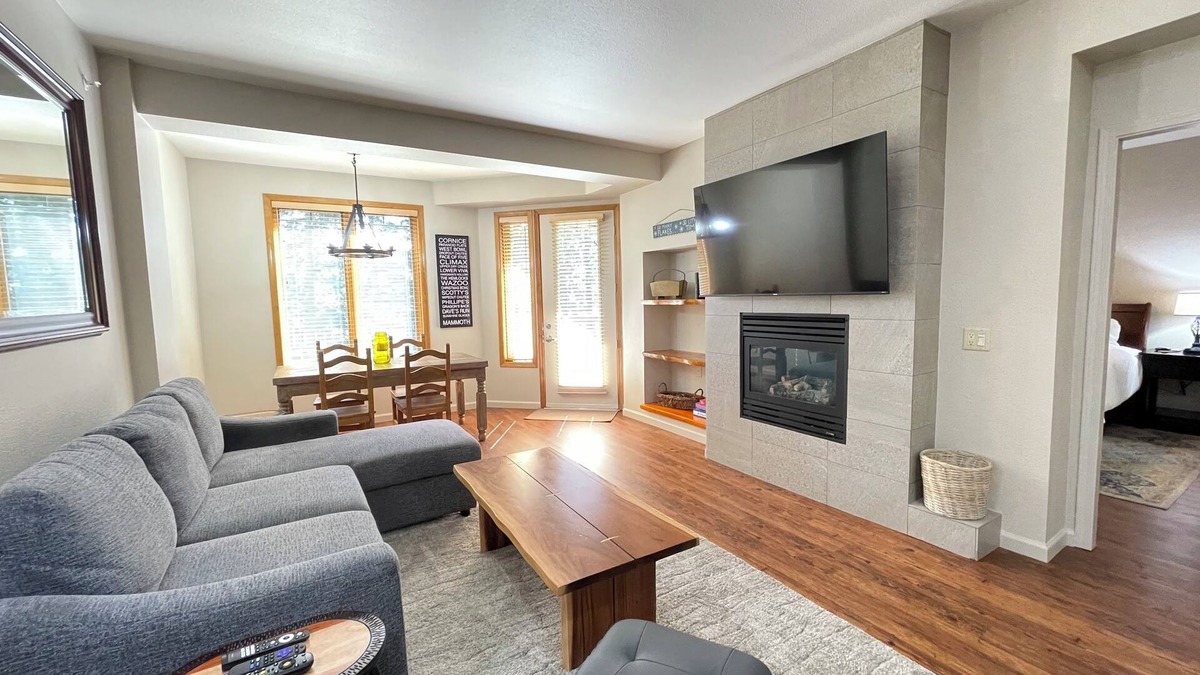 Mammoth Lakes Condo | Columbus Day retreat with large deck and unobstructed golf course view