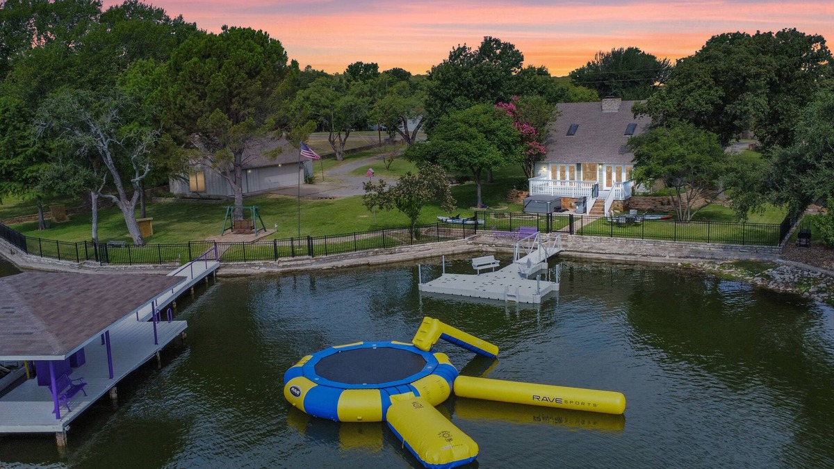 Granbury House | Comanche Cove Cottage - Lake Front w/Hot Tub
