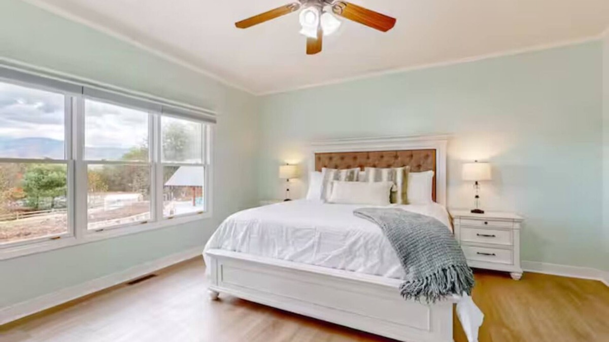 Ellijay Hotel | Combined Family Suite w/ Resort Pool + VIEWS