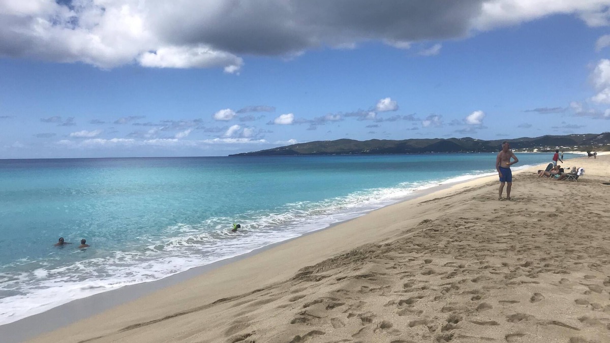 Estate Two Brothers Condo | Come and enjoy 5 miles of beach for your tropical vacation! 🌴