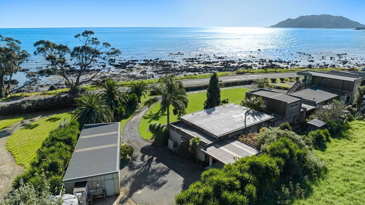 Te Kaha House | Come and stay at XanDie's! Premium accommodation at Waihau Bay!