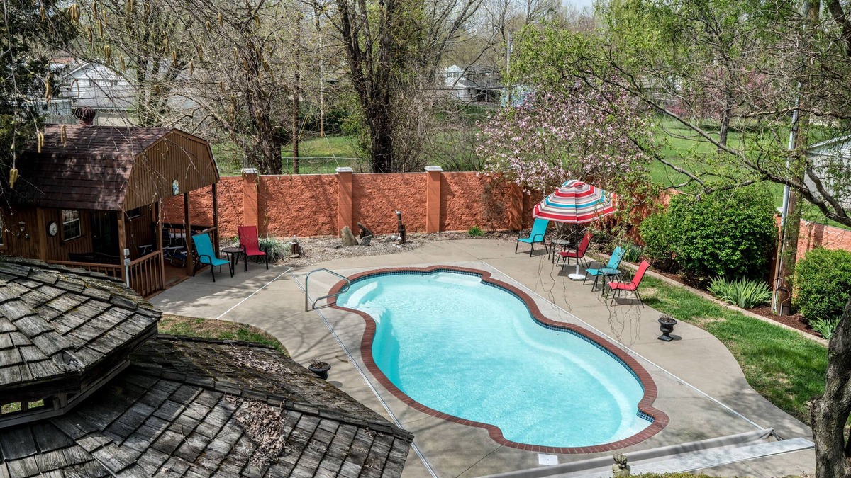 Jeffersonville House | Come explore all that Jeffersonville and Louisville have to offer