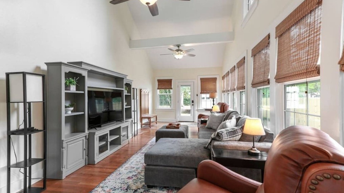 Highlands - Perkins House | Come Relax at LSU Lakes! Walk to Tiger Stadium!
