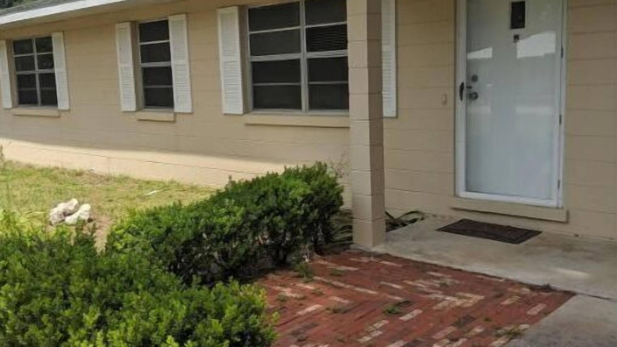 Chiefland House | Come relax in a charming small town!