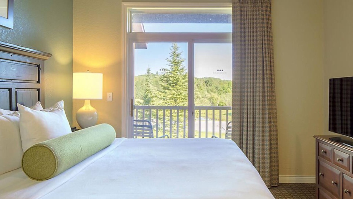Boyne Falls Resort | Come Ski at our Boyne Mountain Resort w/seasonal pool, indoor hot tub, gym & game room