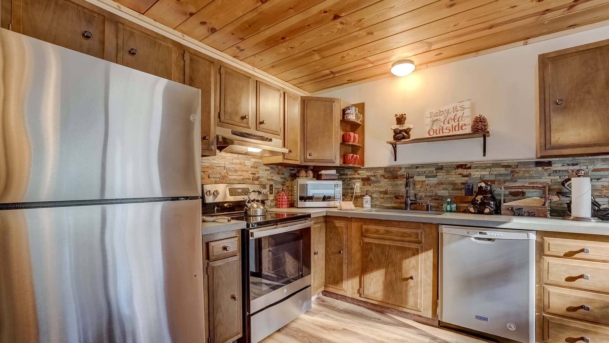 Pioneer Trail Cabin | Come Snuggle Up at Cozy Bear Cabin!