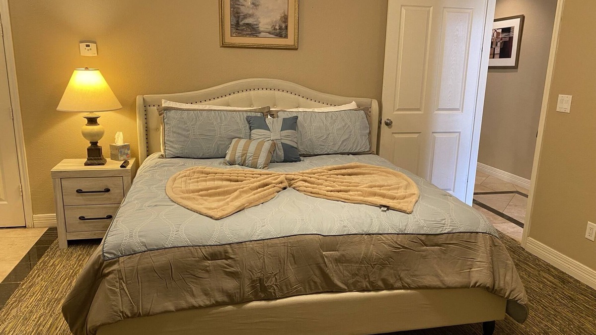 Seven Coves Condo | Come stay at the Lake and watch the Gorgeous sunset