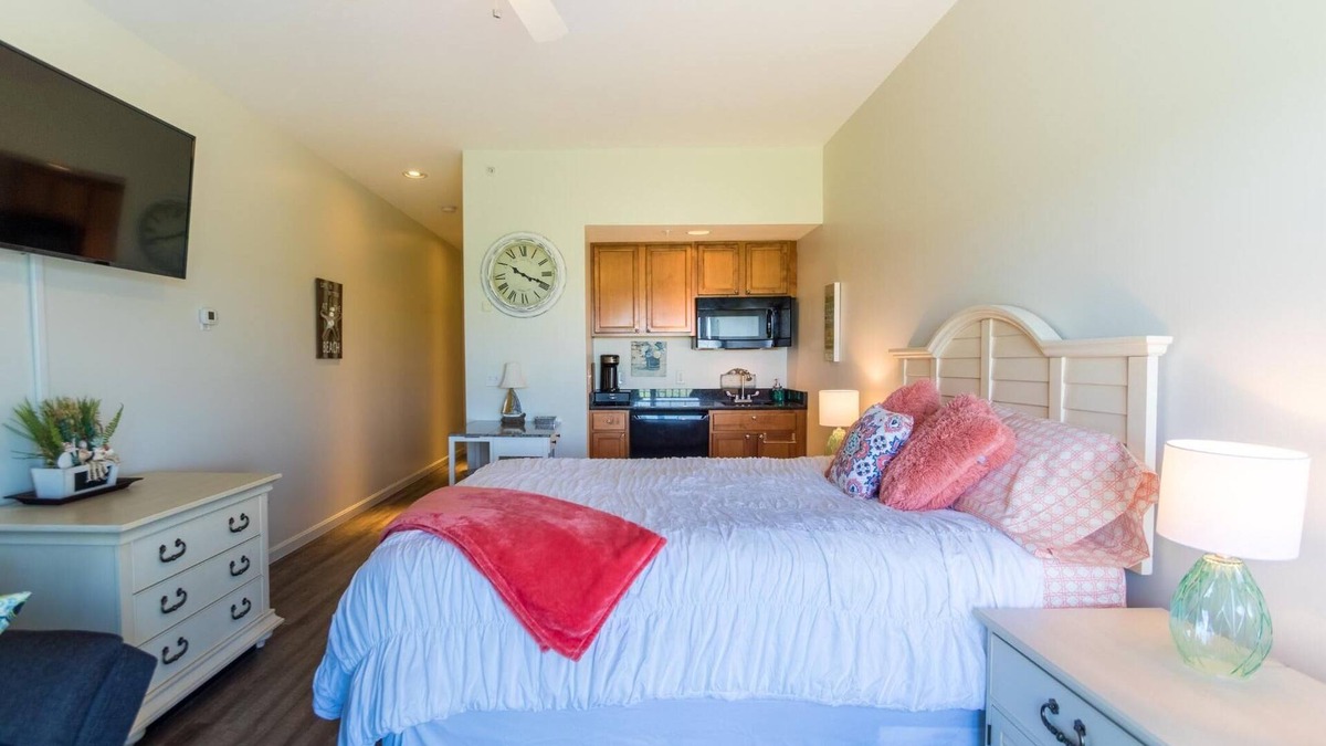 Seabrook Condo | Come stay at TIDEVIEW! Steps to Beautiful Seabrook Beach, NH. Nicely decorated.