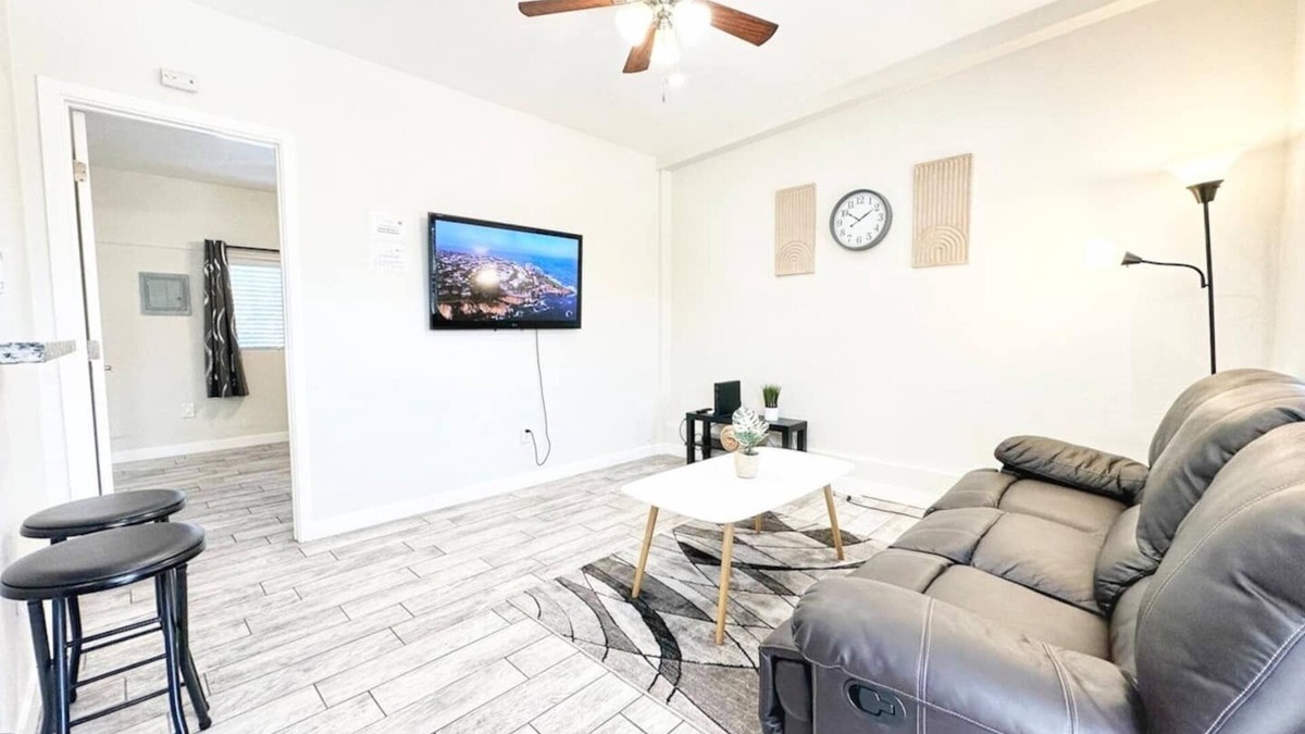 Lincoln Acres Apartment | Come stay in the serene neighborhood of Southcrest