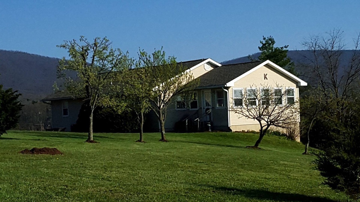 New Market House | Come view the foliage of the Shenandoah Valley. Mt. Views. Pool table, ping pong