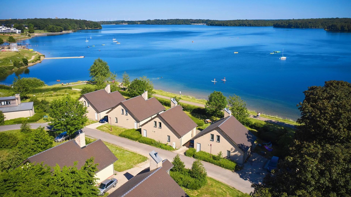 Froidchapelle House | Comfort 12-person bungalow in the holiday park Landal Village l'Eau d'Heure