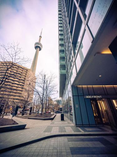 Toronto Entertainment District Apartment | Comfort 300 Front Suites near Rogers Centre & Free Parking