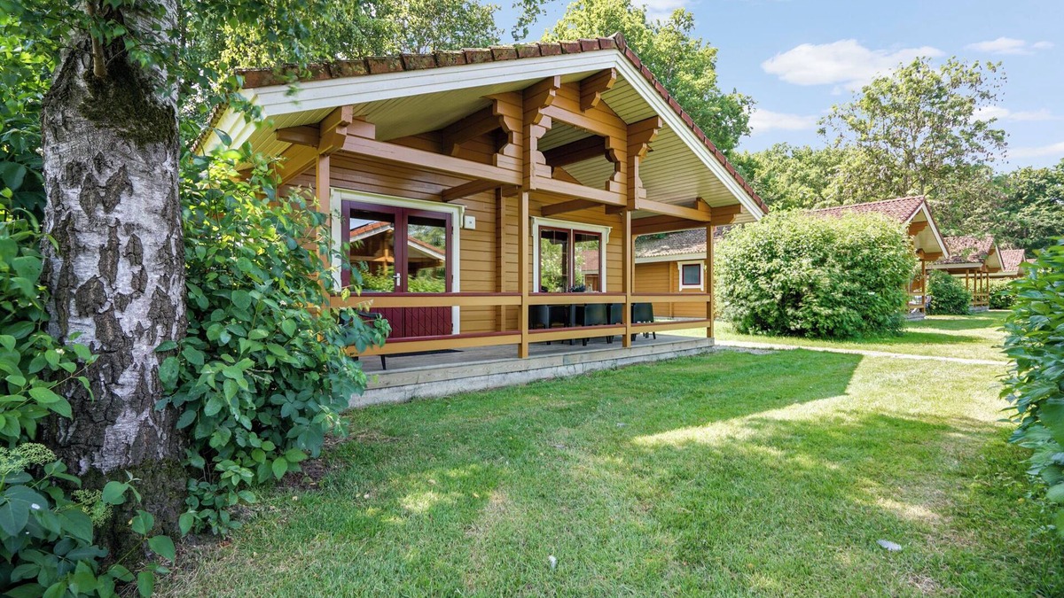 Gramsbergen House | Comfort+ 6-person bungalow with veranda, dishwasher, washing machine and central location at holiday park ’t Hooge Holt near Gramsbergen.